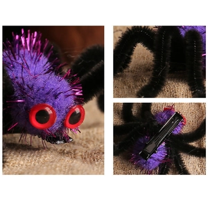 Dettaglio del fermaglio per capelli a ragno di Halloween con pelliccia viola e clip in metallo