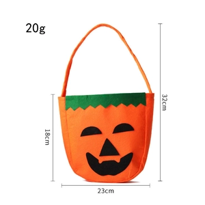 Detail der Halloween-Kürbis-Tasche mit Maßen und Vliesstoff-Material für Süßigkeiten