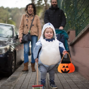 Hai-Kostüm für Kleinkinder mit orangefarbener Kürbis-Süßigkeitentüte für Halloween