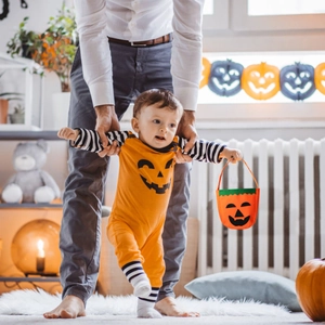 Halloween Kürbis Baby Strampler Set mit passender Tasche in festlicher häuslicher Umgebung