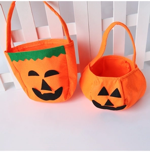 Detail von zwei Halloween Kürbis Filztaschen mit schwarzen Gesichtern auf orangefarbenem Filz