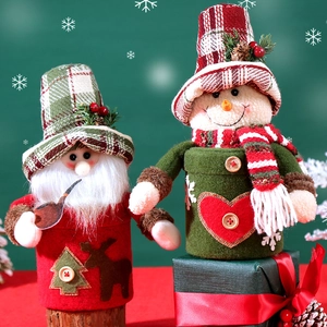 Vue détaillée des bocaux à bonbons en peluche de Noël avec Père Noël et Bonhomme de neige