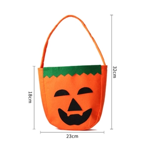 Halloween Kürbis Filztasche mit Maßen 23cm mal 18cm auf weißem Hintergrund abgebildet