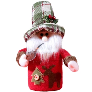 Pot à bonbons gnome de Noël avec motif renne et chapeau à carreaux verts sur fond blanc