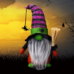 Gnome d'Halloween en peluche avec chapeau à rayures mauves, barbe grise et petit balai