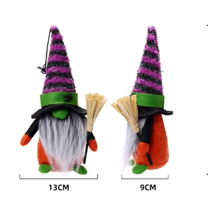 Gnomes d'Halloween avec chapeaux à rayures, barbes grises et balais pour décoration de table