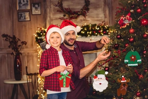 Dettaglio delle decorazioni natalizie in feltro con Babbo Natale, renna e maglioncino