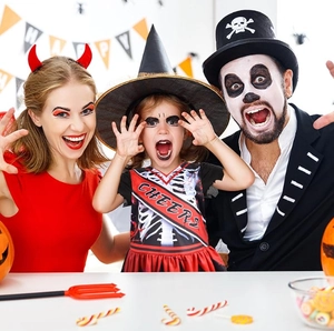Costumes d'Halloween familiaux avec cornes de diable et tenues de pom-pom girl squelette