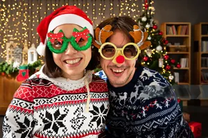 Gros plan d'enfants portant des lunettes de fête couronne de Noël et bois de renne dorés