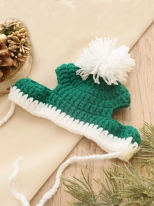 Détail de la texture en maille du bonnet de Noël vert pour animaux avec pompon