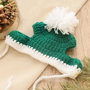 Bonnet de Noël pour animaux en tricot vert fait main avec pompon blanc et décor de pomme de pin