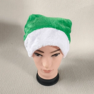Gros plan du bonnet de Noël en peluche verte avec bordure blanche sur tête de mannequin