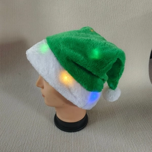 Détail du bonnet de Noël en peluche verte avec lumières LED colorées sur une tête modèle