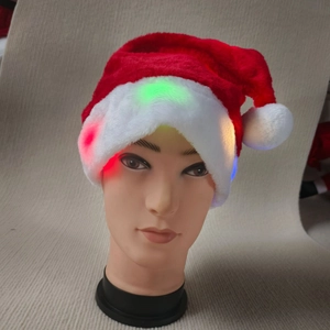 Détail du bonnet de Noël LED montrant des lumières colorées sur le bord en peluche