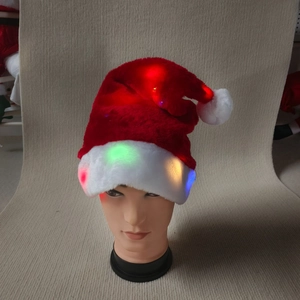 Détail du bonnet de Noël en peluche avec lumières LED colorées sur une tête d'expo