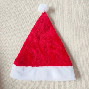 Bonnet de Noël classique en peluche rouge avec boîtier LED pour piles