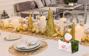 Détail macro de la housse de mouchoirs bonhomme de neige en peluche sur table de Noël