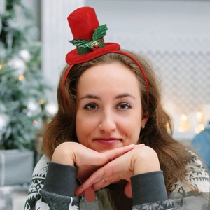 Roter Weihnachtsmützen-Haarreif mit Pailletten und Glocke für Weihnachtsfeiern am Modell