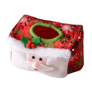 Détail d'un cache-boîte à mouchoirs Père Noël en flanelle rouge avec houx et flocons