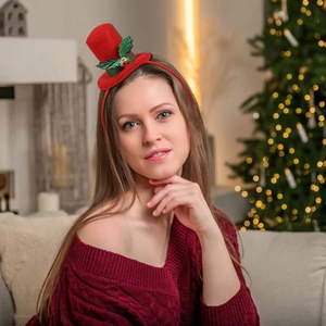 Detail eines roten Weihnachts-Mini-Zylinders Haarreif mit Stechpalmen und Glöckchen