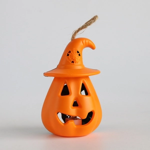 Détail de lanterne citrouille d'Halloween avec chapeau de sorcier et lumière LED