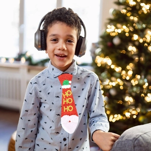 Dettaglio cravatta natalizia per bambini con scritta HO HO HO e barba di Babbo Natale