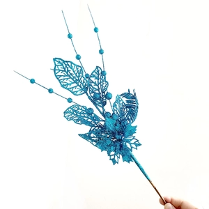 Détail de branches de lys artificiels à paillettes bleues pour sapin de Noël