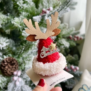Barrette de Noël avec mini chapeau en peluche, bois dorés et texte Joyeux Noël