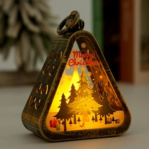 Détail de lanterne de Noël vintage avec lumière chaude et motif Merry Christmas