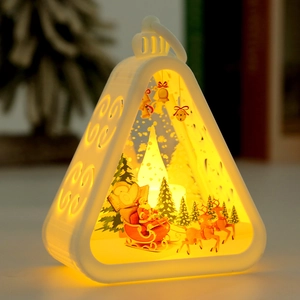 Détail d'une lanterne de Noël LED avec décor de Père Noël et lumière chaude tamisée
