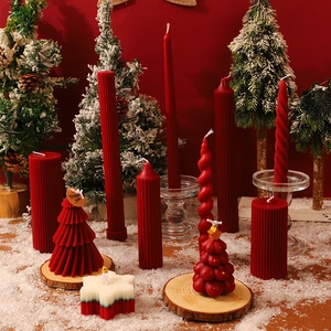 Weihnachtsduftkerzen-Set in burgunderrot mit Baum- und Spiralformen für die Festdekoration