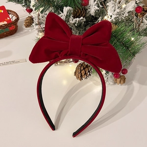 Feestelijke rode fluwelen haarband met grote strik en kerstachtige achtergrond