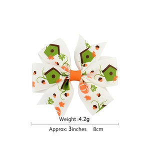Détail d'un nœud Halloween de 8cm avec motifs citrouille et érable sur ruban blanc