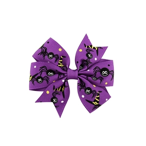 Vue détaillée du nœud d'Halloween en gros-grain violet avec motifs araignée et chapeau