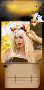 Détail du serre-tête cornes de diable rouge avec dorure et plumes pour fête d'Halloween