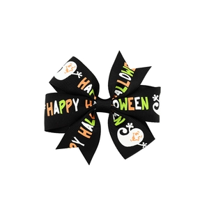 Détail du nœud en ruban gros-grain d'Halloween avec fantômes et texte festif