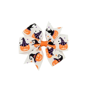 Détail de pince à cheveux Halloween avec nœud à motif citrouille et ruban étoilé