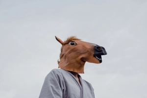 Vue détaillée d'un masque de tête de cheval en latex brun réaliste pour Halloween