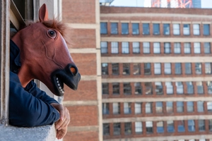 Vue latérale détaillée du masque de cheval réaliste en latex brun avec fausse fourrure