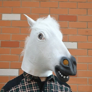 Détail d'un masque de cheval blanc en latex avec texture de peau et cheveux synthétiques
