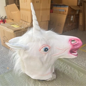 Vue détaillée du masque de licorne en latex blanc avec corne et détails de bouche roses