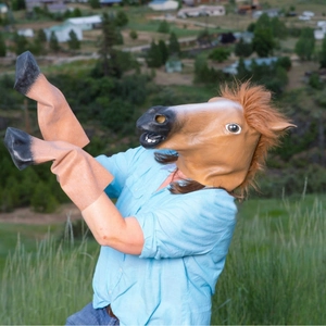 Masque de cheval réaliste en latex marron avec crinière et gants de sabots assortis