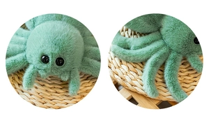 Dettaglio di un ragno di peluche verde chiaro con morbida pelliccia e occhi realistici