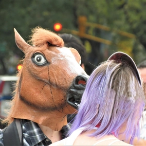 Masque de tête de cheval en latex brun avec crinière pour déguisement d'Halloween