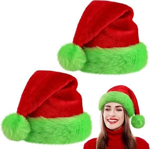 Détail du bonnet de Noël en peluche rouge avec bordure en fausse fourrure verte et pompon