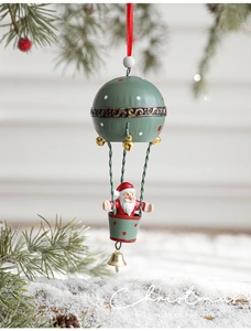 Détail de l'ornement montgolfière de Noël avec le Père Noël et des cloches métalliques