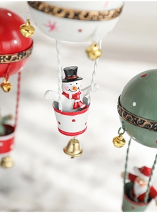 Détail d'un pendentif montgolfière nordique avec Père Noël, bonhomme de neige et grelots