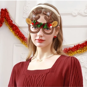 Détail de lunettes de Noël en forme de bois de renne avec paillettes festives