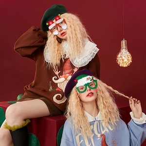 Enfants portant des lunettes de Noël à paillettes avec bonnet de Noël et cerf festif