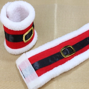 Détail du rond de serviette ceinture de Père Noël en peluche rouge avec boucle